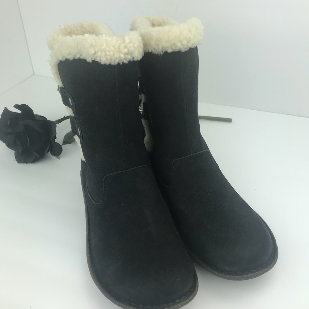 UGG Akadia Boots - Picture 8 of 11